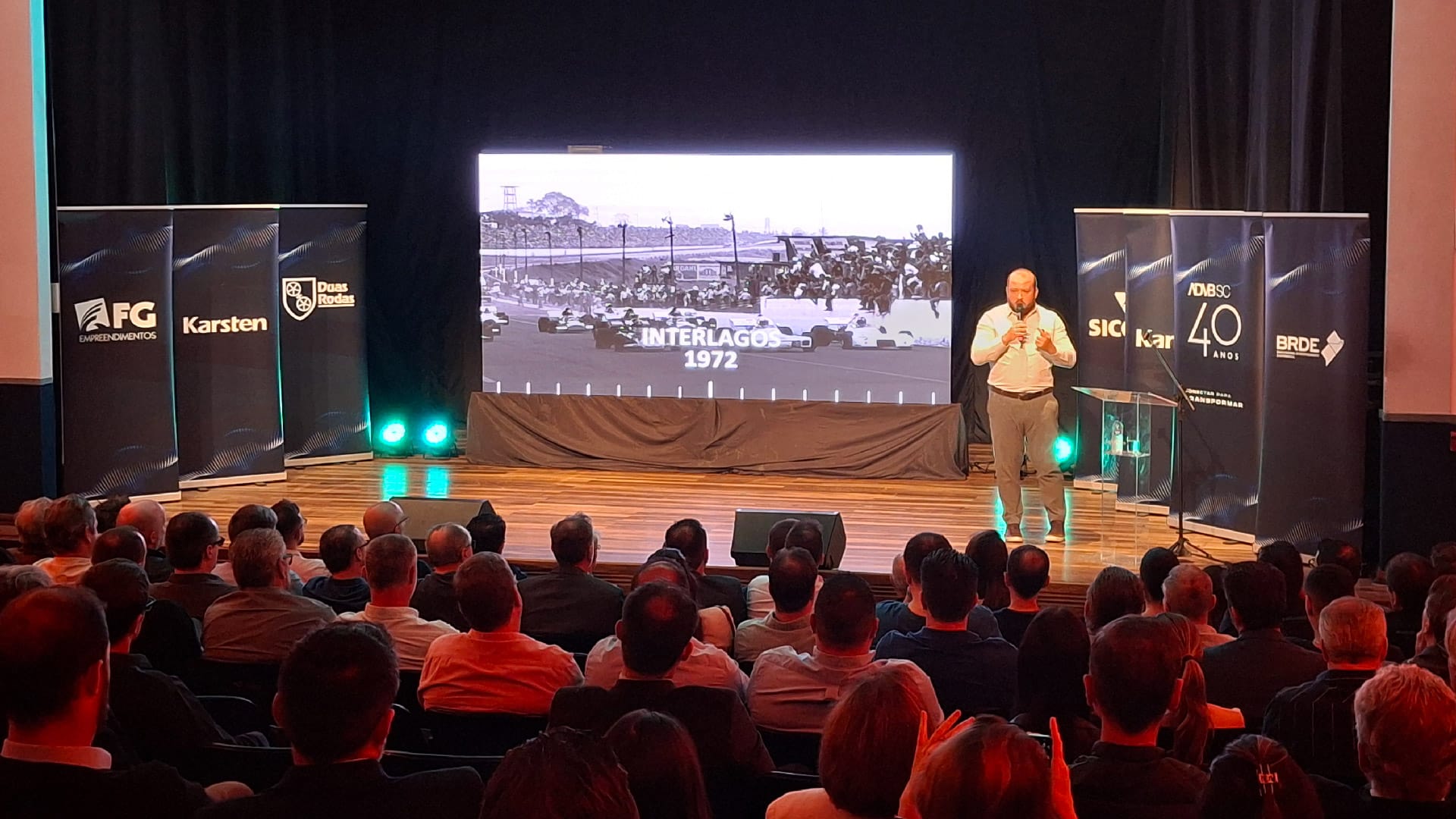 Casa cheia: mais de 200 pessoas prestigiam evento da ADVB/SC com diretor executivo da Fórmula 1 no Brasil, em Blumenau